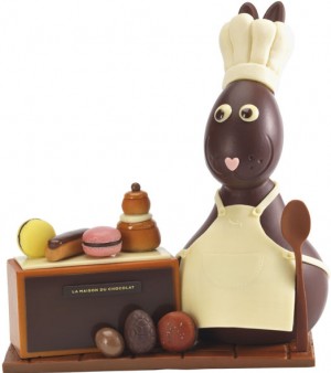Pâtissier «Toque Chef» en chocolat noir et chocolat ivoire dans un décor composé de mobilier et de pâtisseries miniatures en chocolat noir, au lait, blond et ivoire. Poids : 700 g, 120 € (www.lamaisonduchocolat.com).