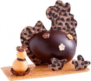 Cette cocotte au look « ethno chic » s’amuse d’une décoration décalée en chocolat au lait imprimé savane et chocolat noir. 12,95 € (www.chocolatsrolandreaute.com). 