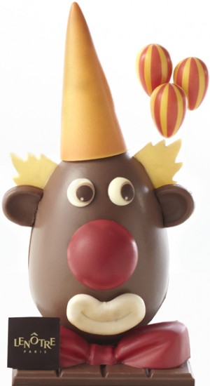 L’œuf clown en chocolat au lait est à croquer…Chapeau en pointe, nez rouge et nœud papillon en chocolat blanc, tout y est ! 59 € (www.lenotre.fr)