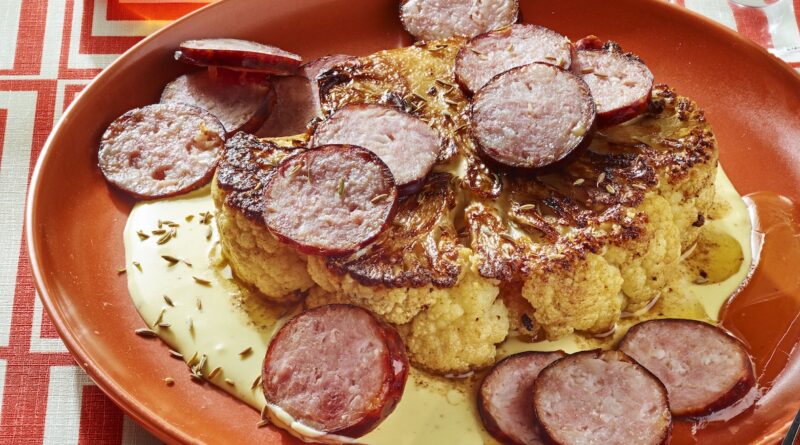 Chou-fleur rôti façon steak, saucisse de Montbéliard et sauce œufs-moutarde
