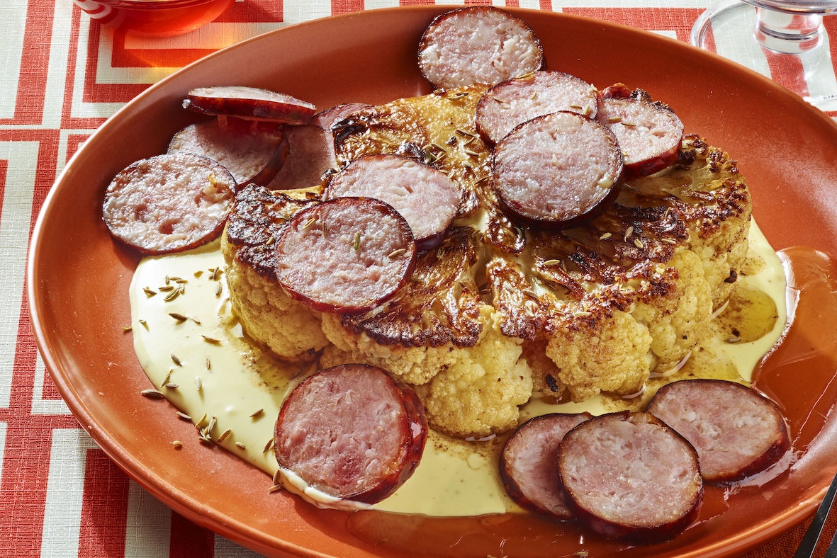 Chou-fleur rôti façon steak, saucisse de Montbéliard et sauce œufs-moutarde