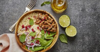 Bowl aux émincés d’épaule d’agneau, épinard, houmous et grenade