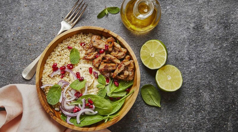 Bowl aux émincés d’épaule d’agneau, épinard, houmous et grenade