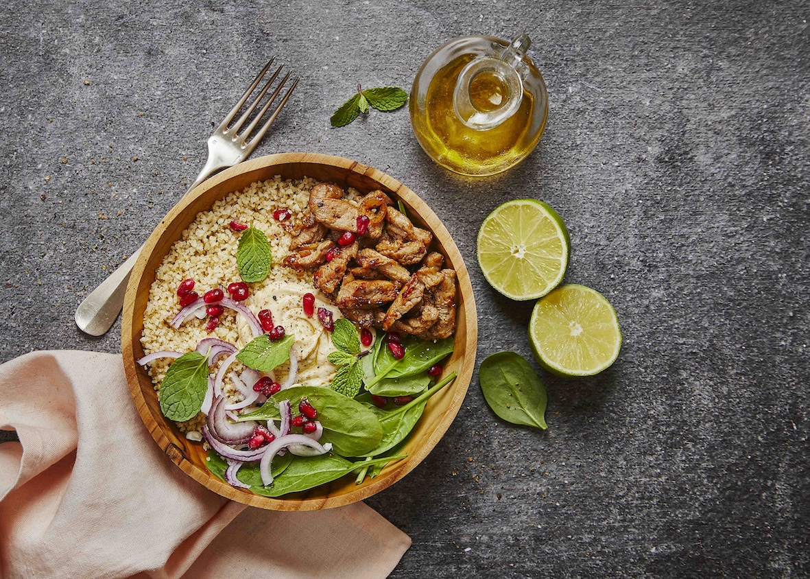 Bowl aux émincés d’épaule d’agneau, épinard, houmous et grenade